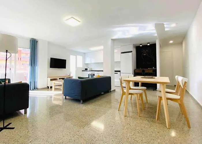 Spacious & Bright Flat Near The Beach