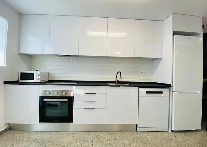 Spacious & Bright Flat Near The Beach