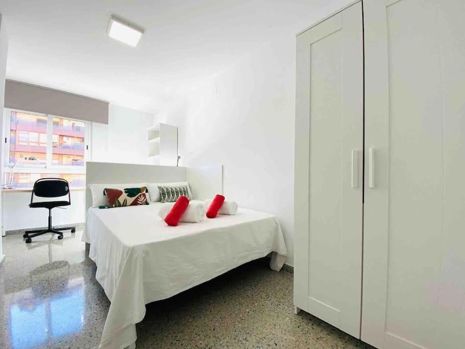 Spacious & Bright Flat Near The Valencia
