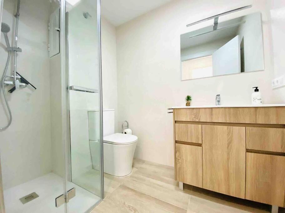 Spacious & Bright Flat Near The *