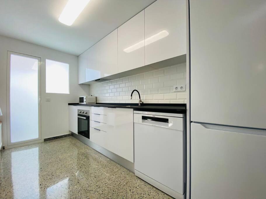 Spacious & Bright Flat Near The Apartment *