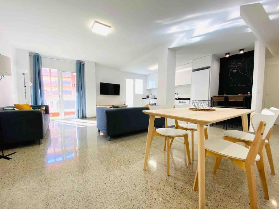 Spacious & Bright Flat Near The *
